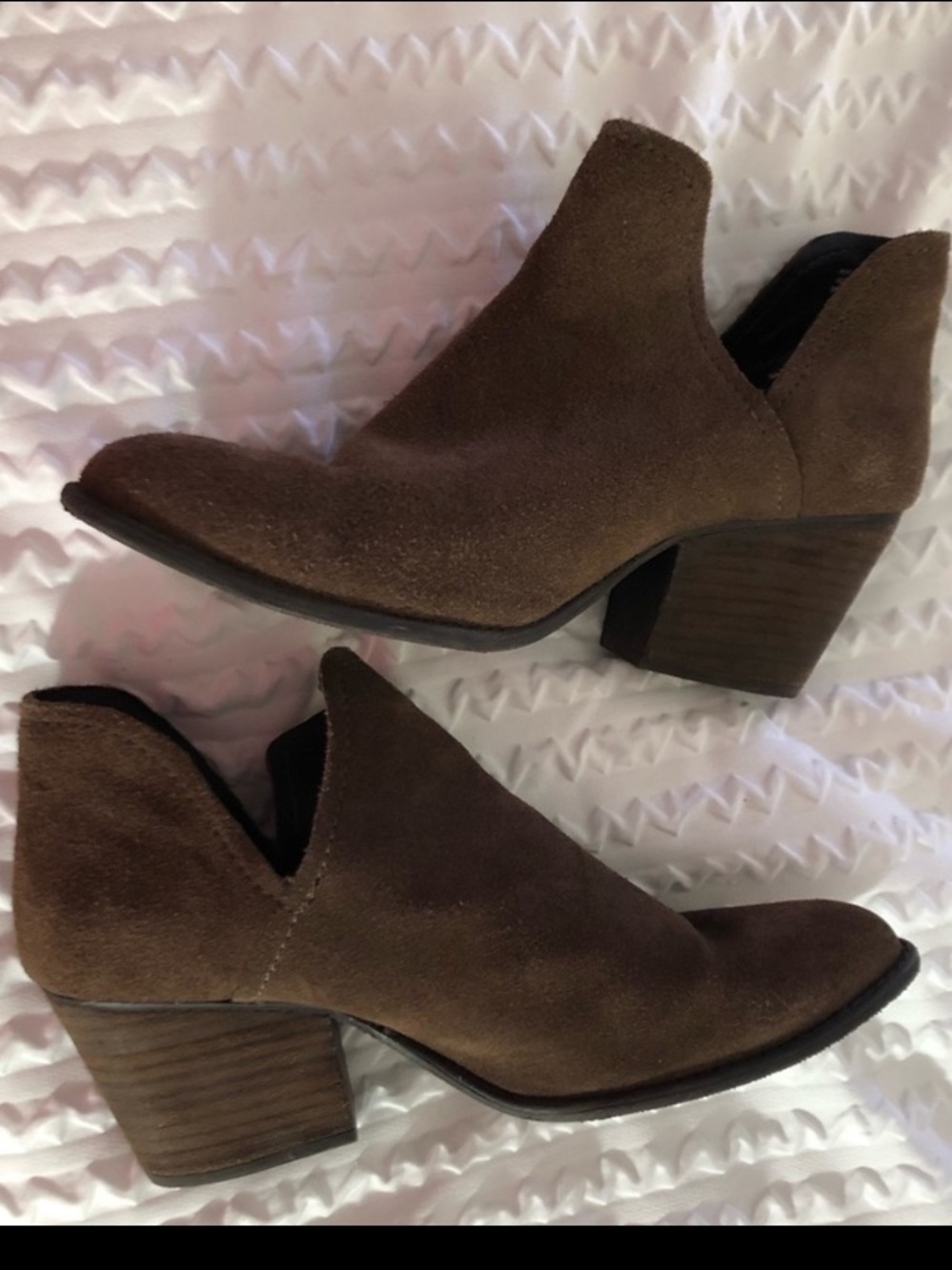 Steve Madden Brown Suede Ankle Booties with Block Heel. Olive green.